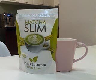Matcha Slim: El polvo se disuelve en agua caliente o leche, como una bebida.